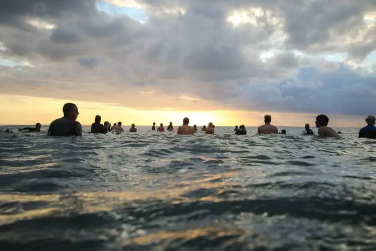 8 Tips for How to Surf a Crowded Lineup