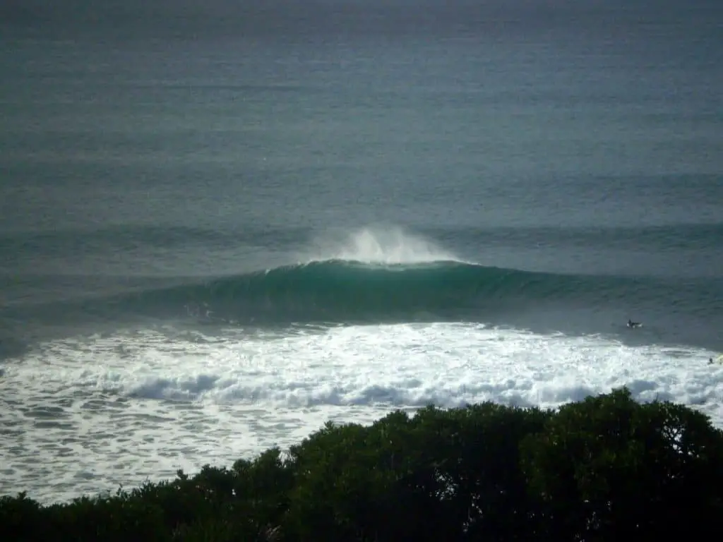 breaking wave with offshore wind